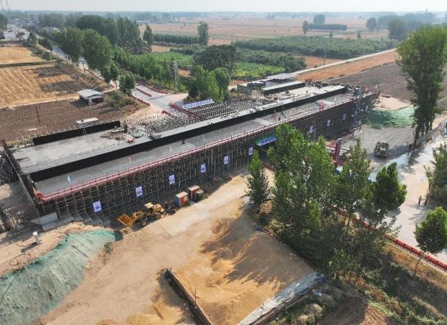 中化學(xué)交建集團沿黃高速民蘭一標項目王橋互通主線(xiàn)上跨S213橋現澆梁施工完成